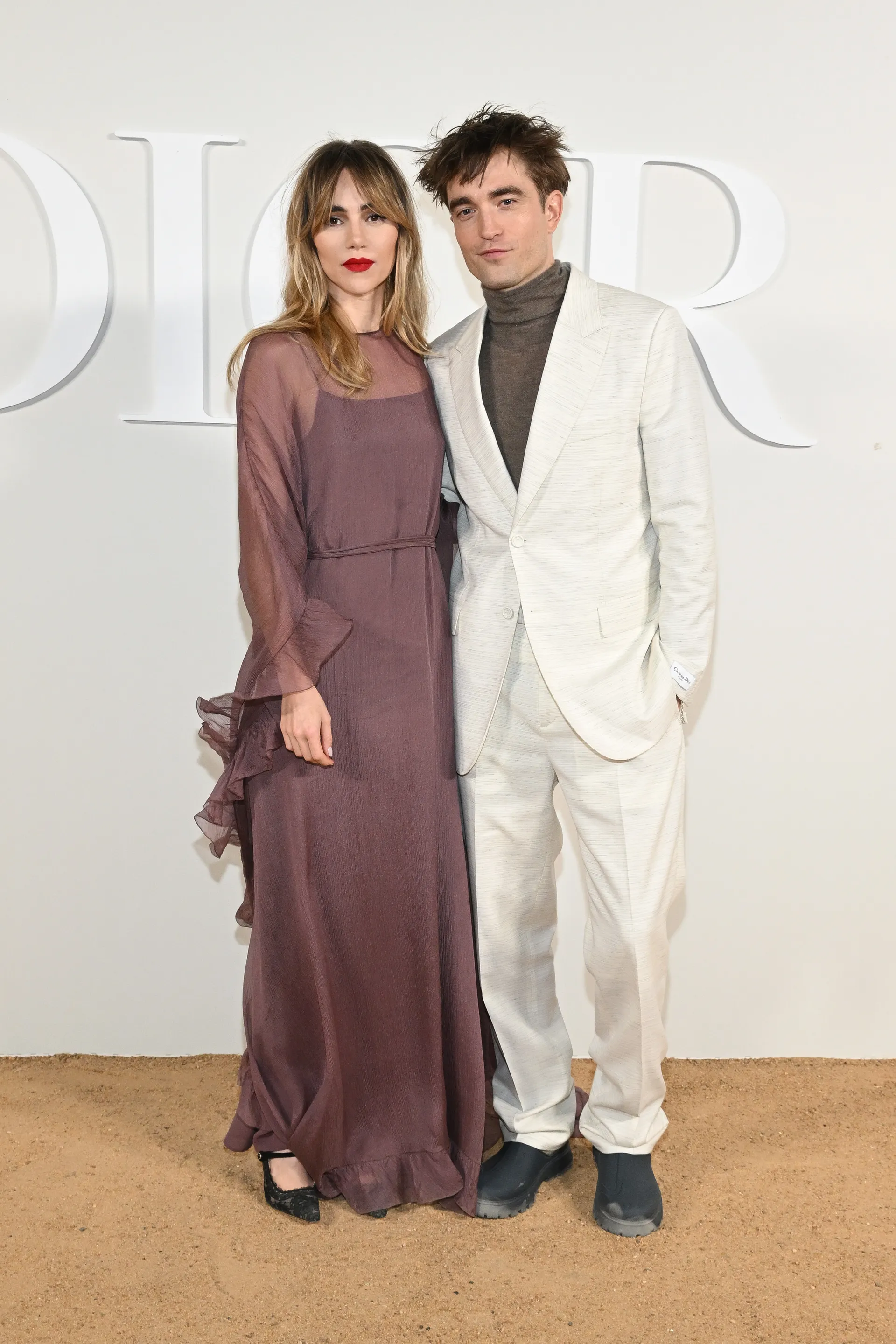 Robert Pattinson dan Suki Waterhouse.